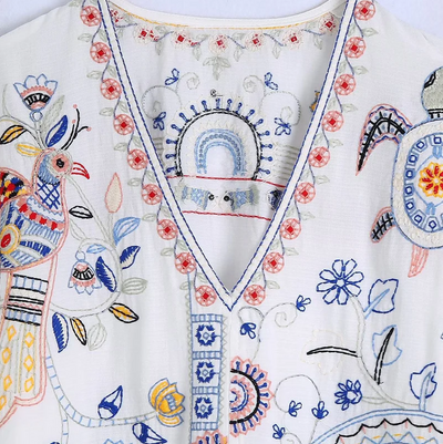 Bianca – shirt mit langen armeln, v-ausschnitt und stickerei