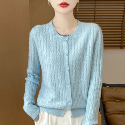 Strickjacke mit Zopfmuster | Klassischer Chic & Knopfverschluss