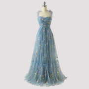 Livia - Elegantes Abendkleid mit Blumenstickerei – Blau