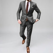 Zweiteiliger Herrenanzug – Blazer und Hose, klassisch-formeller, maßgeschneiderter Stil – Grau