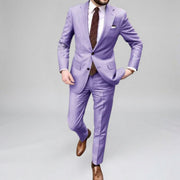 Zweiteiliger Herrenanzug – Blazer und Hose, klassisch-formeller, maßgeschneiderter Stil – Lila