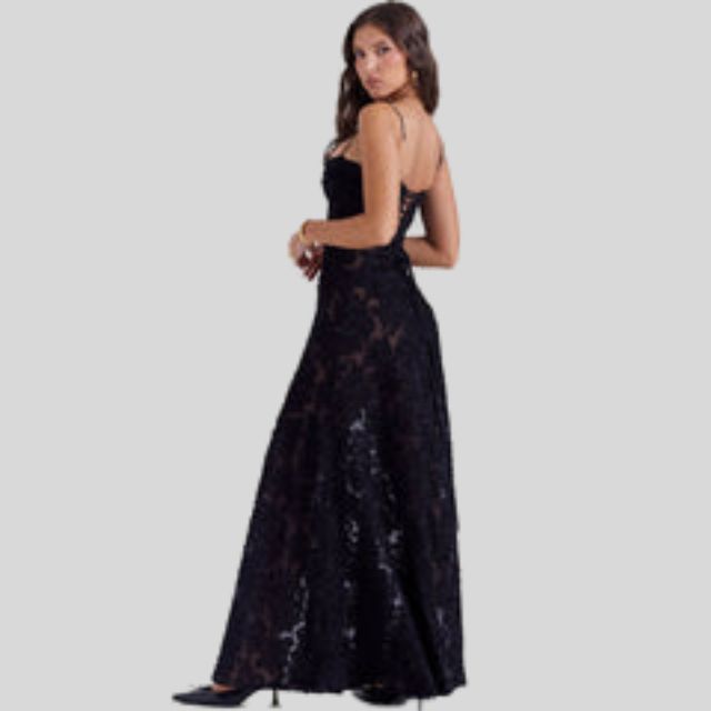Akira - Elegantes Maxikleid mit Spitze, hohem und eckigem Ausschnitt