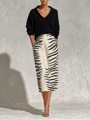Aelyra - Strickpullover in Soft-Touch-Qualität & Leinen-Midirock mit Zebraprint – Schwarz
