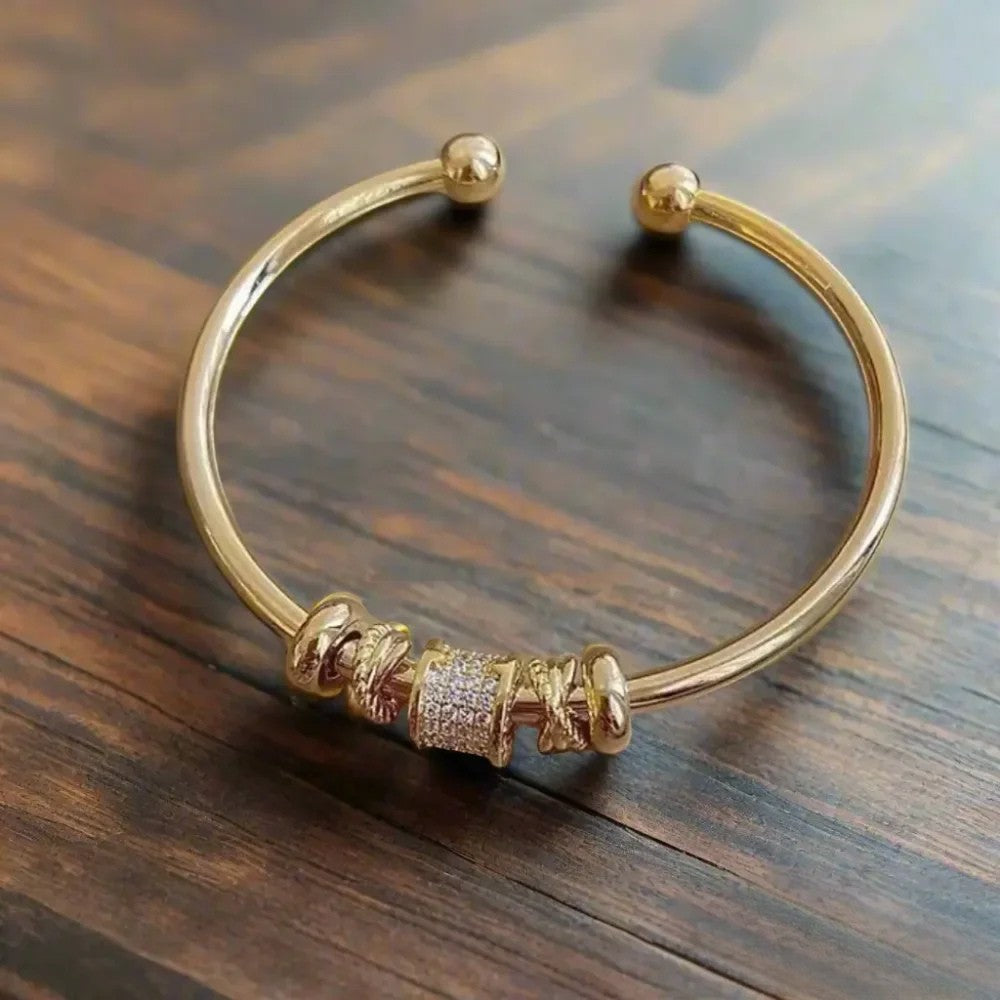Verstellbares Armband mit goldenen Anhängern