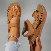 Fiorelia - florale Komfort-Keilsandalen – Braun