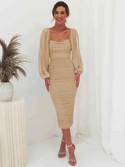 alessia – gerafftes midikleid mit ballonärmeln & square neck – Beige