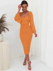 alessia – gerafftes midikleid mit ballonärmeln & square neck – Orange