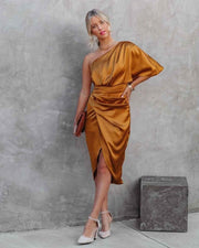 Alma – Ein-Schulter Midikleid im Satin-Look mit Drapierung und Schlitz – Orange