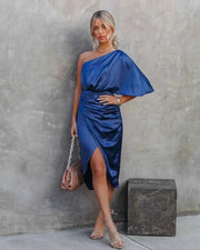 Alma – Ein-Schulter Midikleid im Satin-Look mit Drapierung und Schlitz – Blau