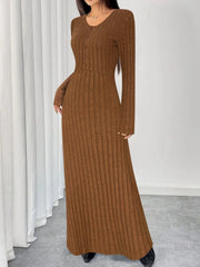 Alma – Geripptes Strick-Maxikleid mit langen Ärmeln und V-Ausschnitt – Braun