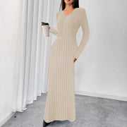 Alma – Geripptes Strick-Maxikleid mit langen Ärmeln und V-Ausschnitt – Beige