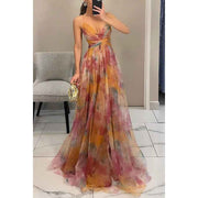 Amara – Elegantes Maxikleid aus floraler Chiffon, mit feinen Spaghettiträgern und raffiniertem Cut-Out – geblümt