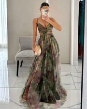 Amara – Elegantes Maxikleid aus floraler Chiffon, mit feinen Spaghettiträgern und raffiniertem Cut-Out – Grün