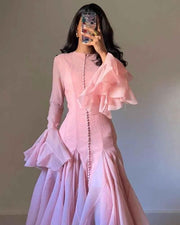 amina – voluminöses midikleid mit asymmetrischen volants und stoffbezogenen knöpfen – Rosa