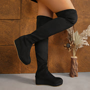 Aveline | Damen Overknee-Stiefel mit Keilabsatz und elastischem Schaft – Schwarz