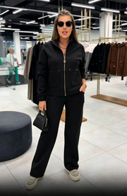 Floranique - Zweiteiliges Set mit weicher Haptik aus kurzer Jacke mit Reißverschluss und weiter Hose – Schwarz