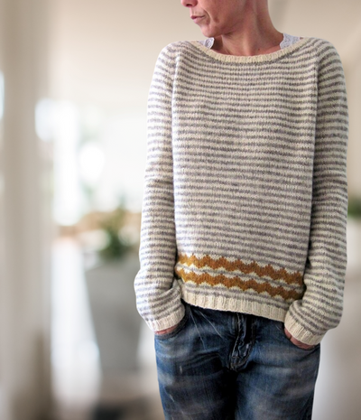 Camel - Gestreifter Pullover mit weitem Halsausschnitt