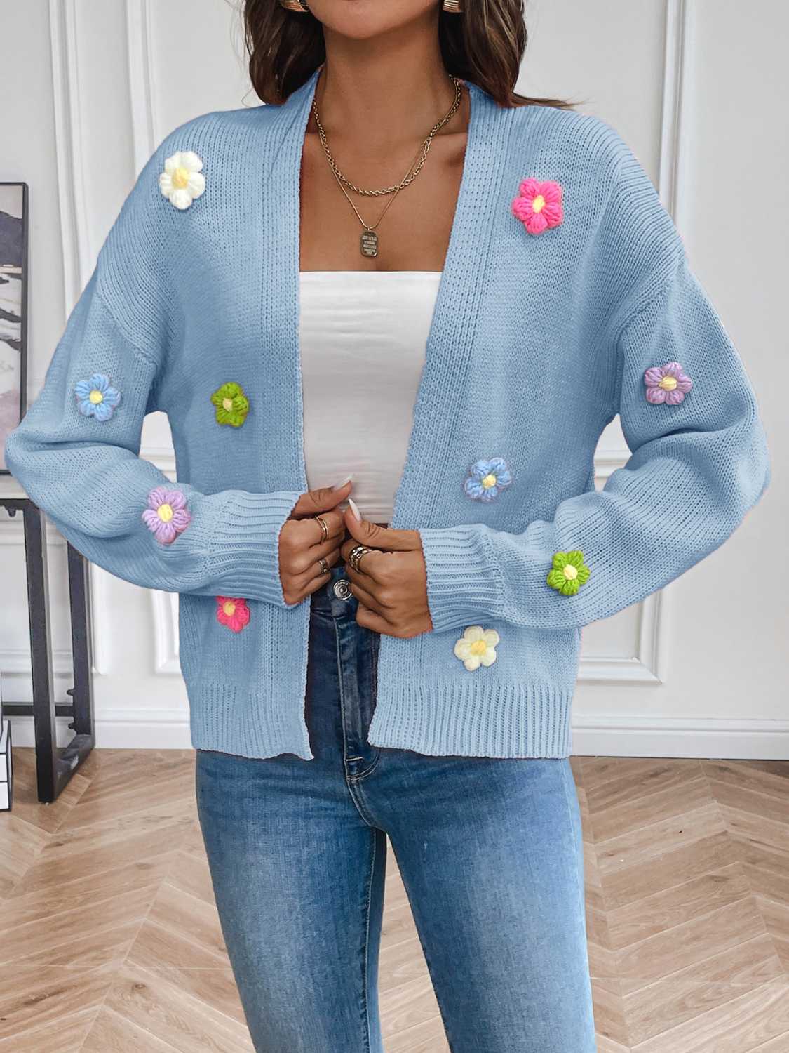 Strickjacke mit Blumen | Femininer Touch | Lässiger Chic