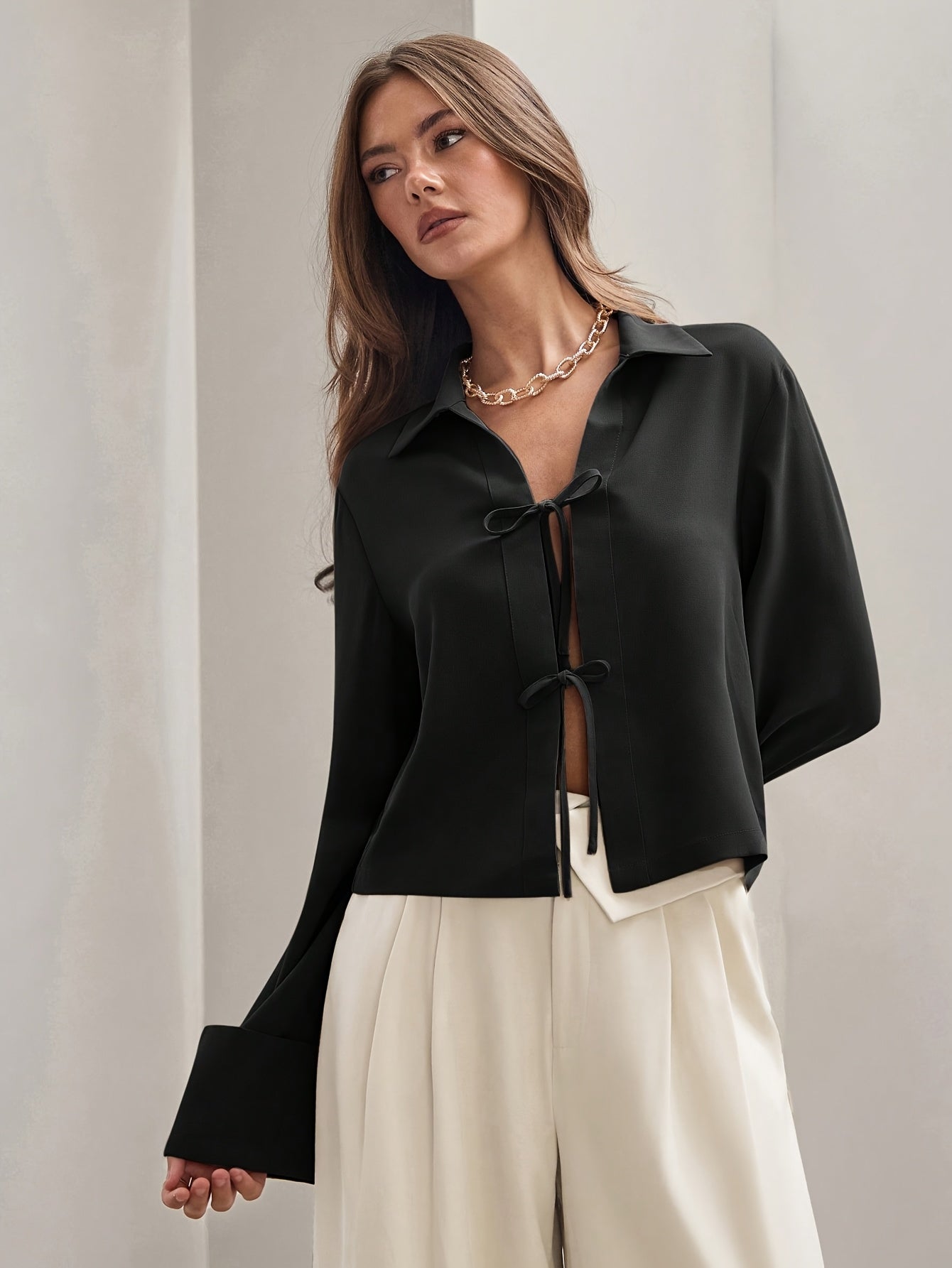 Bluse mit Schleifenverschluss | Umlegekragen | Elegant & Modern