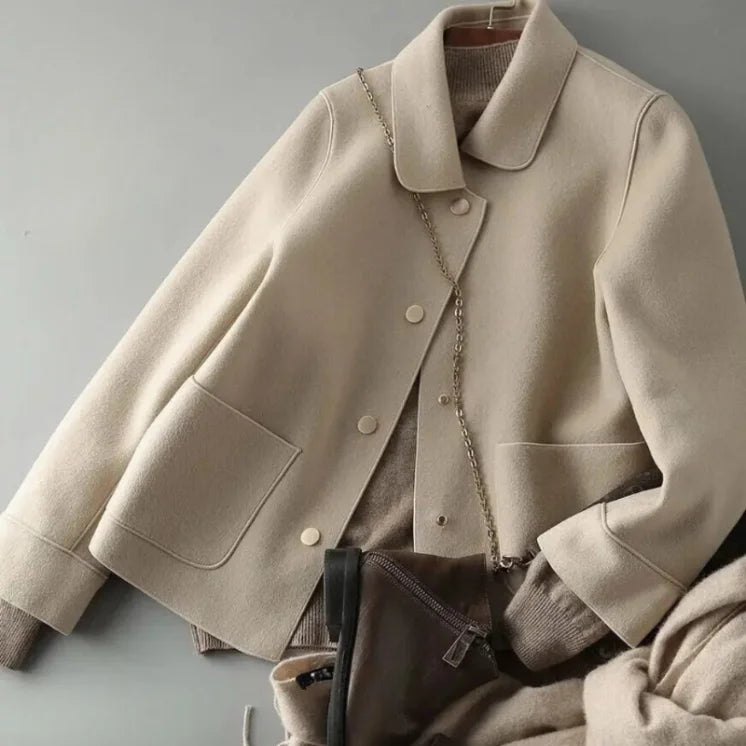 Beige Damenjacke mit Knopfverschluss und Taschen
