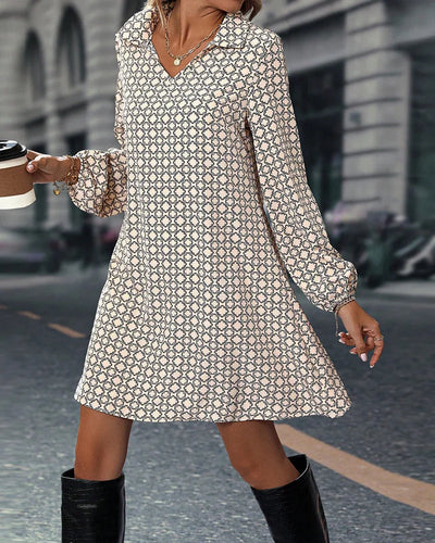 Damen Minikleid mit V-Ausschnitt, langen Ärmeln und Muster