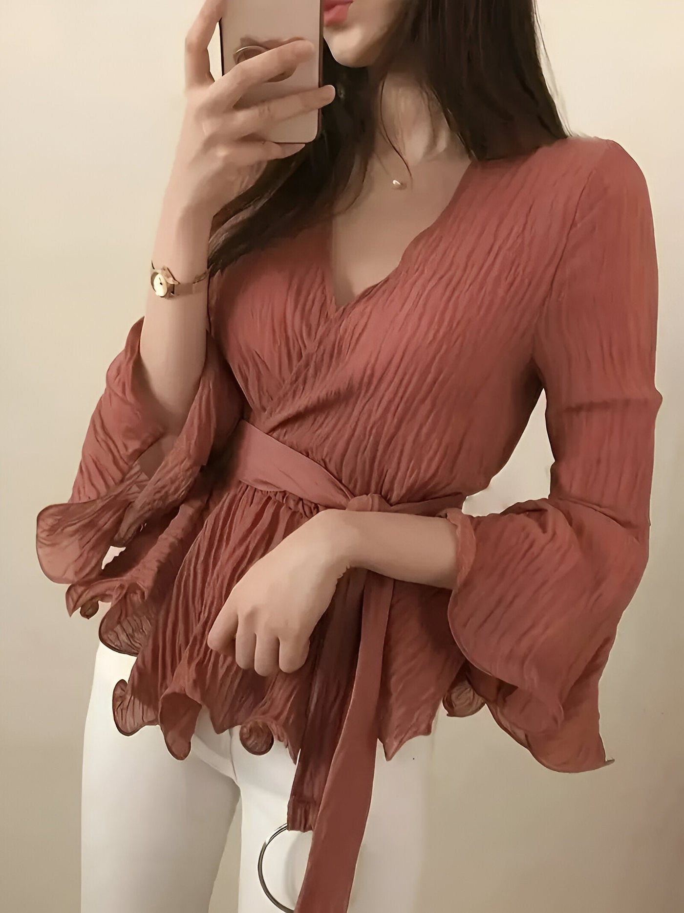 Nicolina | Elegante V-Ausschnitt-Bluse mit Schleife und Rüschen