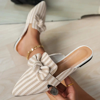 Mules mit Schleife | Spitz zulaufend | Feines Streifenmuster