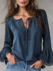 Jabella | Lässige Retro-Bluse mit Bindeausschnitt und Spitze – Marineblau