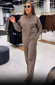 Floranique - Zweiteiliges Set mit weicher Haptik aus kurzer Jacke mit Reißverschluss und weiter Hose – Braun