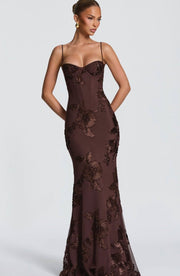 Figurbetontes Maxi Kleid mit Spitze – Braun