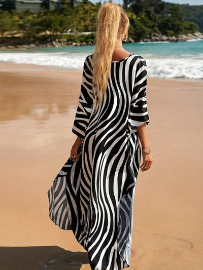 Strandkleid mit zebra-print und v-ausschnitt