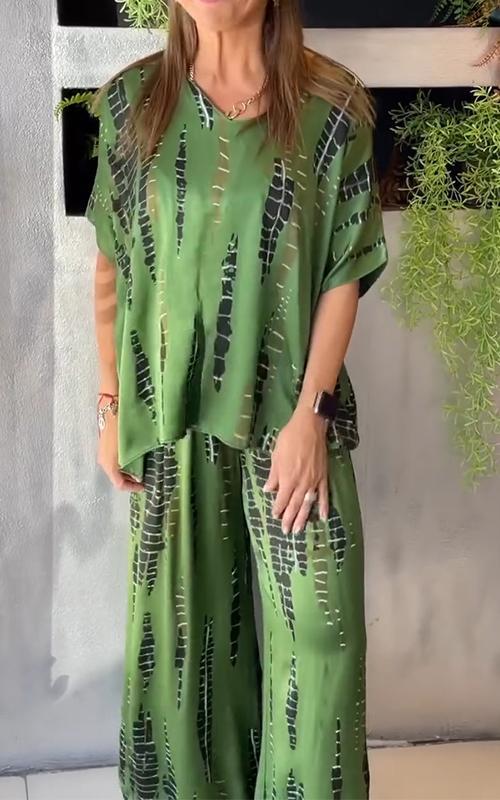 Zweiteiliger Freizeitanzug aus Satin mit Rundhalsausschnitt