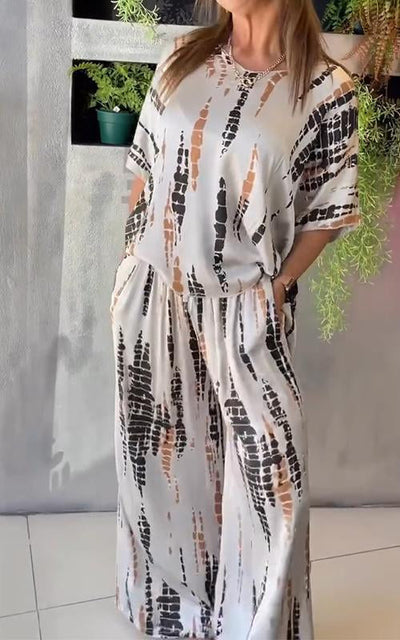 Zweiteiliger Freizeitanzug aus Satin mit Rundhalsausschnitt