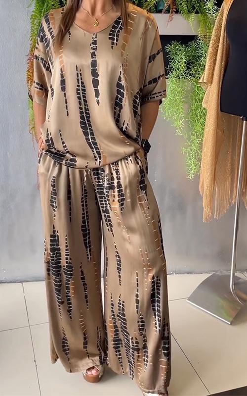 Zweiteiliger Freizeitanzug aus Satin mit Rundhalsausschnitt