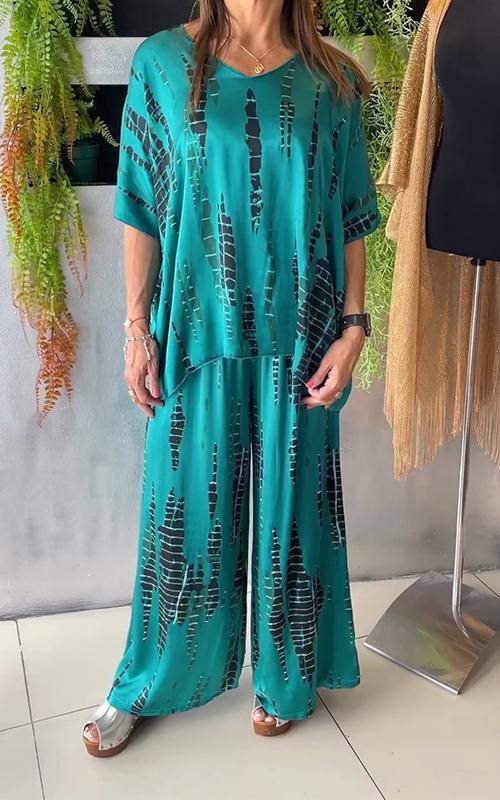 Zweiteiliger Freizeitanzug aus Satin mit Rundhalsausschnitt