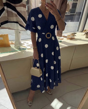 Gepunktetes, tailliertes Kleid mit V-Ausschnitt – Marineblau