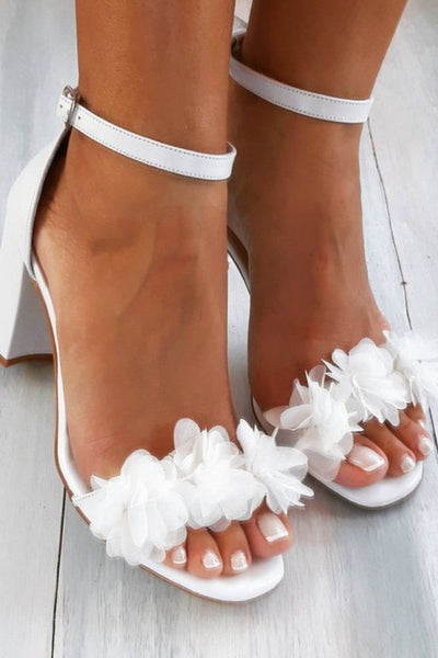 Sandalen mit Blumenapplikation | Knöchelriemen | Feminine Eleganz