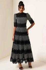 mireille – elegantes schwarzes spitzenkleid mit jacquardmuster für besondere anlässe – Schwarz