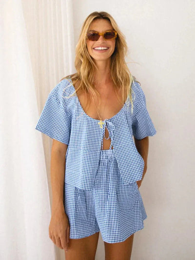 Lorrebelle - Kariertes Krawatten-Top & Shorts