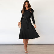 Nora – Feinstrick-Kleid mit Taillengürtel und Strukturmuster – Schwarz