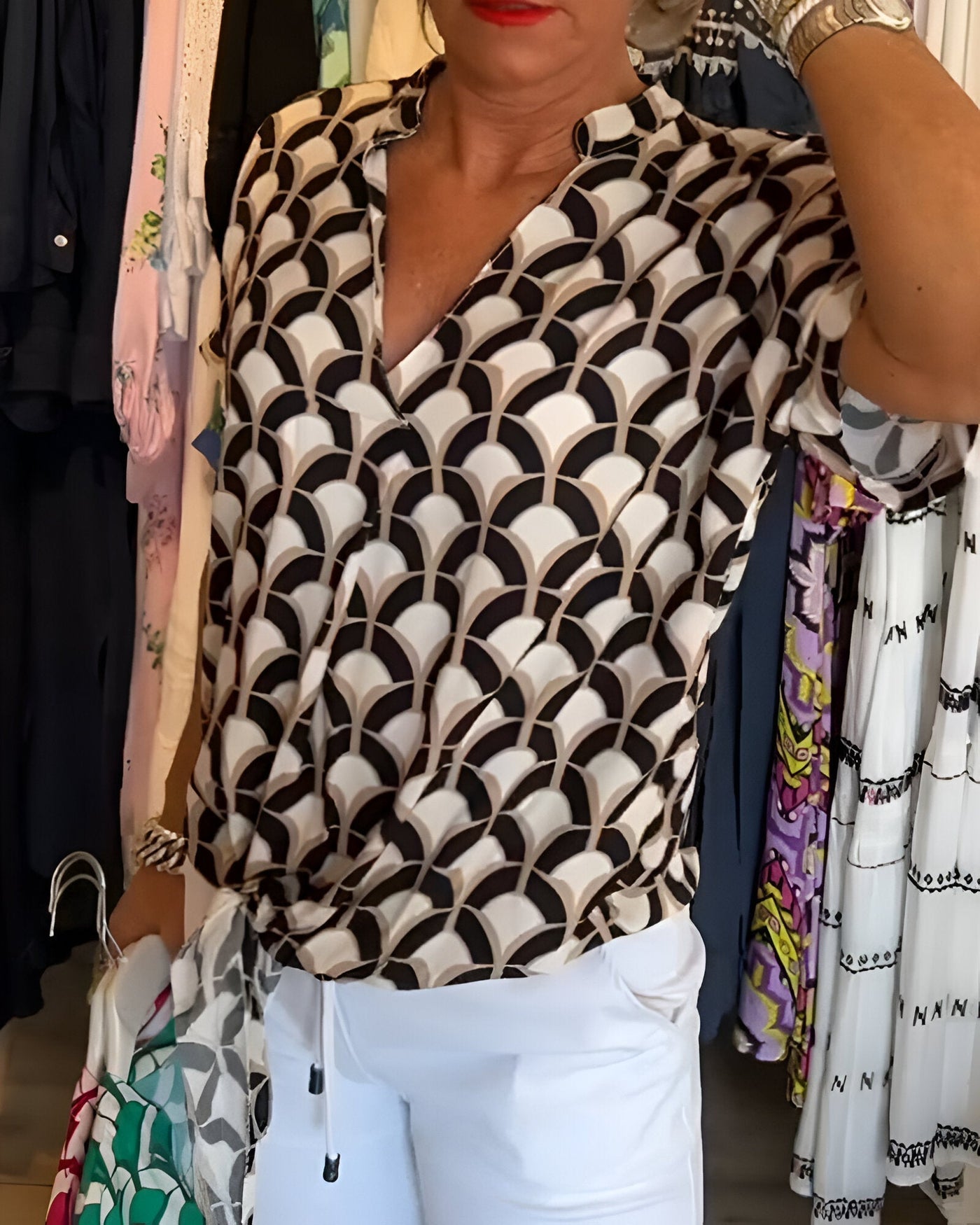 Blanka – bedruckte bluse mit kurzen armeln und v-ausschnitt