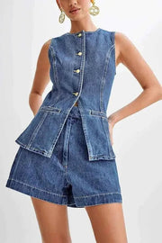 romy – ärmelloser jeans-zweiteiler mit taillierter weste & shorts – Hellblau