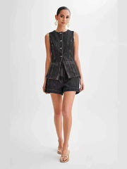 romy – ärmelloser jeans-zweiteiler mit taillierter weste & shorts – Schwarz