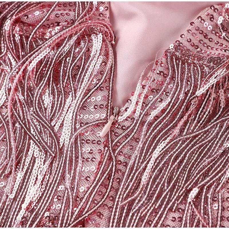 Mara - Ein schickes Cocktailkleid, verziert mit Federn