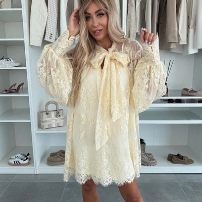 Spitzenkleid mit Schleife | Transparente Ärmel | Feminin und verspielt