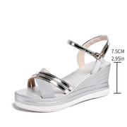 Noveema | Keilsandalen mit Knöchelriemen und offener Zehenpartie – Silber